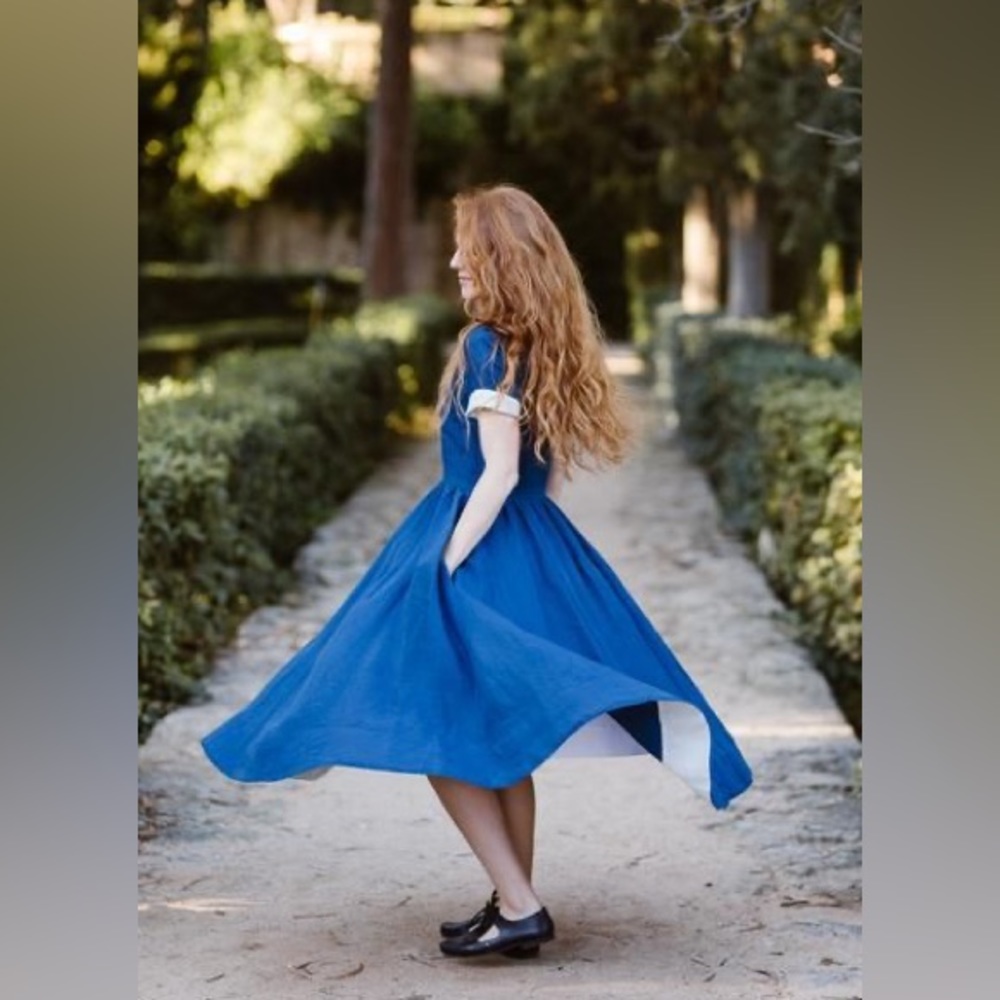 Beautiful size M Son de Flor classic dress with short sleeves in blue.